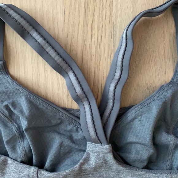 Lululemon sleeveless workout top in light grey - Picture 8 of 8